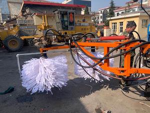 2020年11月11日山西省晉中市昔陽(yáng)縣公路管理段與河南都市機(jī)械設(shè)備有限公司合作，在宋段長(zhǎng)王隊(duì)長(zhǎng)凌師傅的精心安排指導(dǎo)下與喬主任祝師傅的積極努力，成功研制出了加寬雙護(hù)欄板600mm護(hù)欄清洗機(jī)